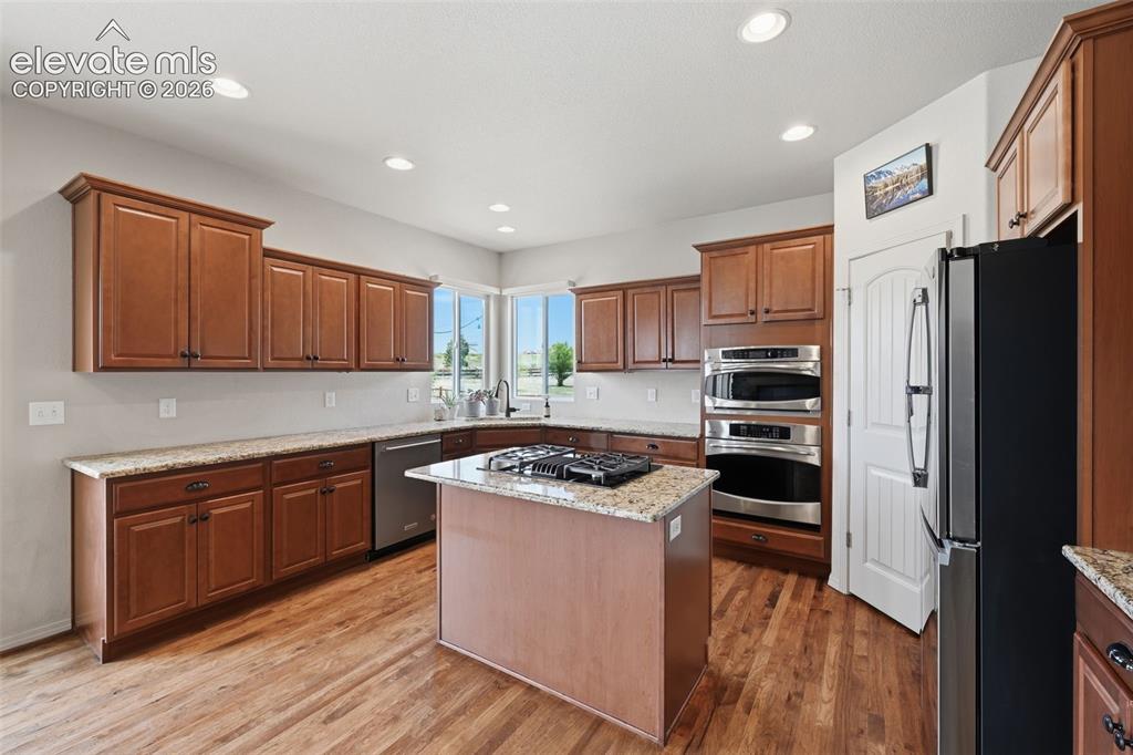 Image 10 of 49: Kitchen