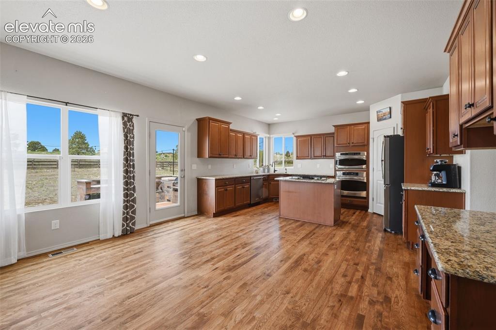 Image 7 of 49: Kitchen