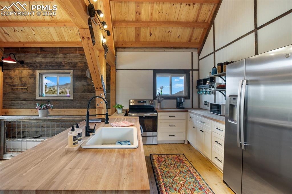 Image 11 of 49: Kitchen