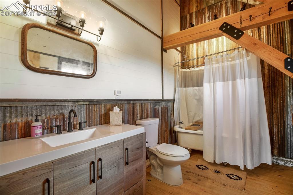 Image 15 of 49: Bathroom