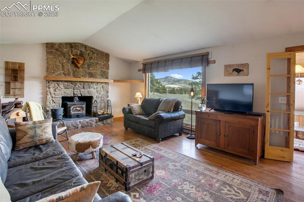 Image 21 of 49: Living Room