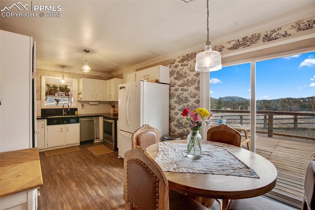 Image 25 of 49: Dining Area