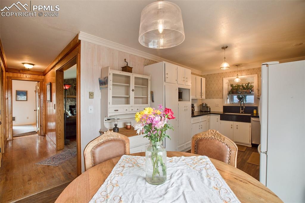 Image 26 of 49: Dining Area