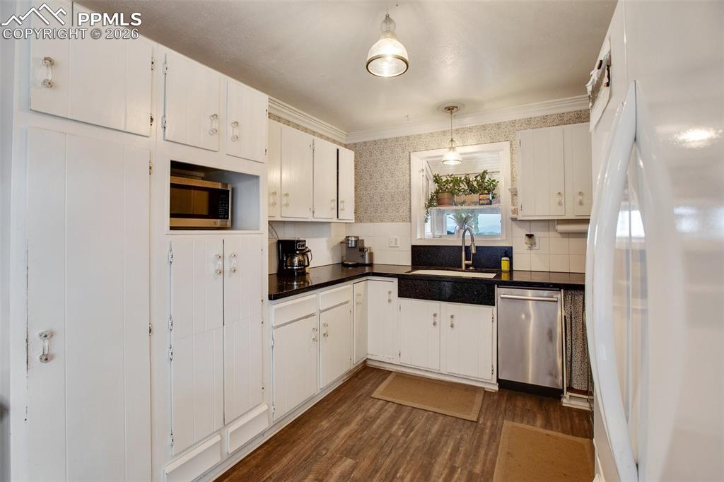 Image 27 of 49: Kitchen