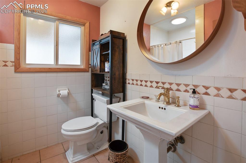 Image 33 of 49: Bathroom