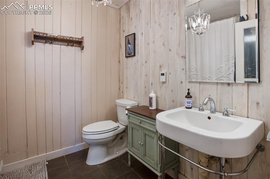 Image 34 of 49: Bathroom