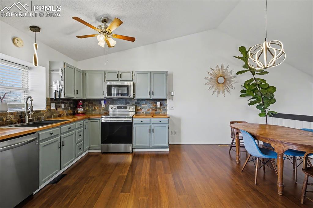 Image 14 of 32: Kitchen