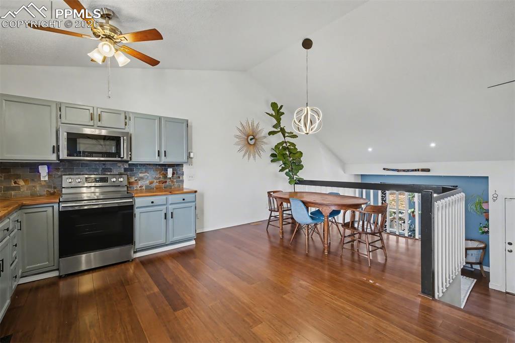 Image 15 of 32: Kitchen