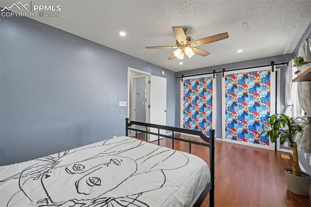 Image 17 of 32: Bedroom