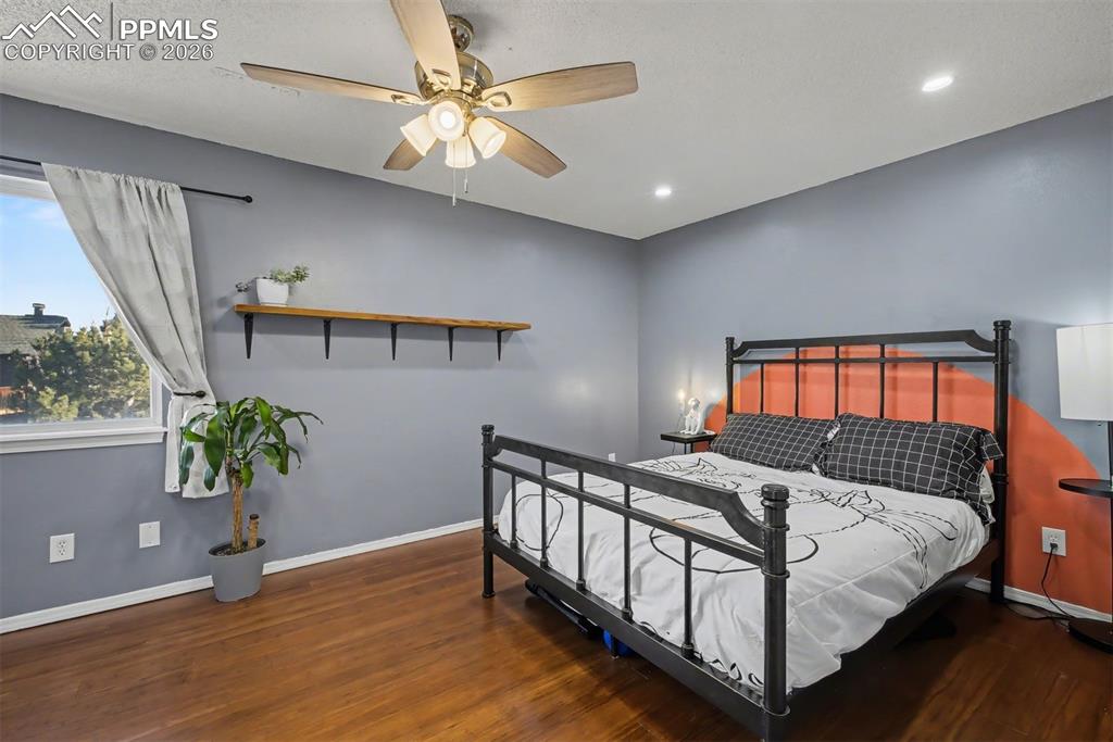 Image 18 of 32: Bedroom