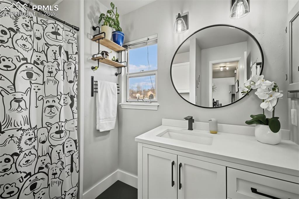 Image 19 of 32: Bathroom