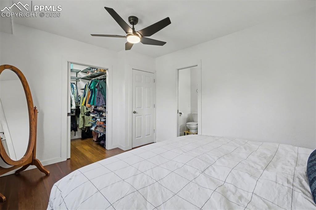 Image 27 of 32: Bedroom