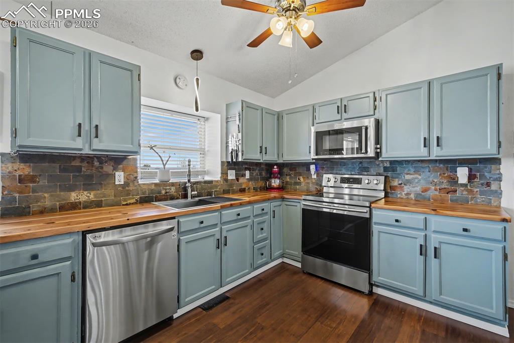 Image 3 of 32: Kitchen