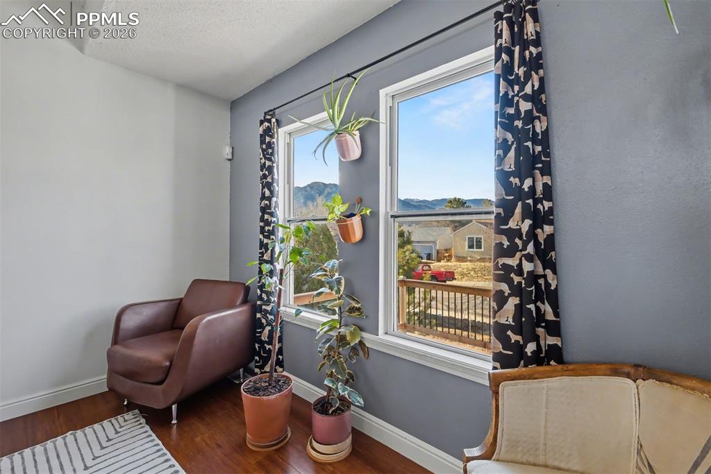 Image 9 of 32: Sitting Room