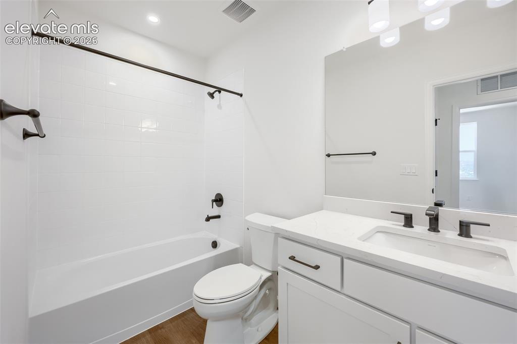 Image 11 of 14: Bathroom