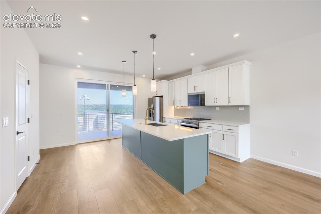 Image 5 of 14: Kitchen