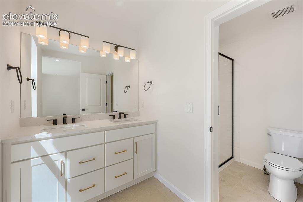Image 9 of 14: Bathroom