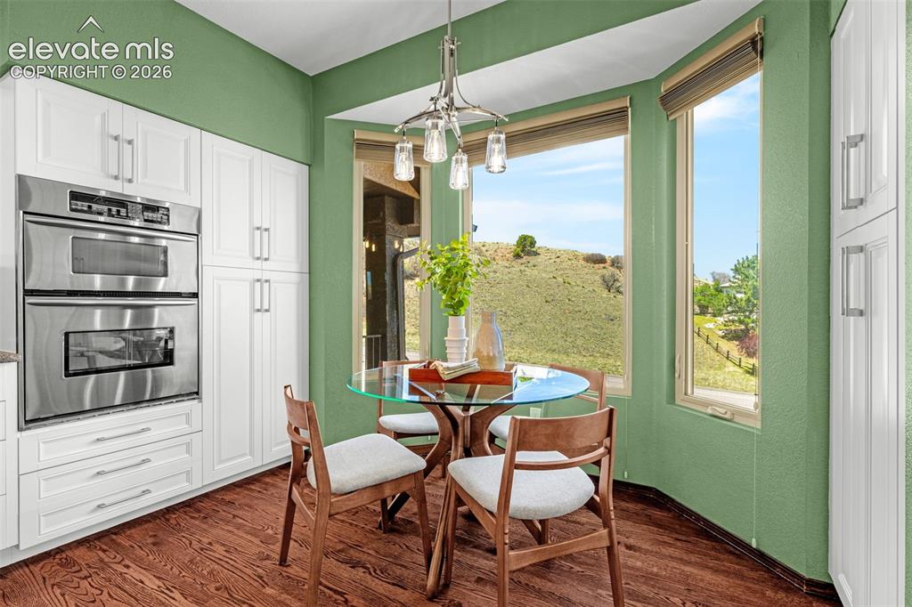 Image 18 of 49: Kitchen