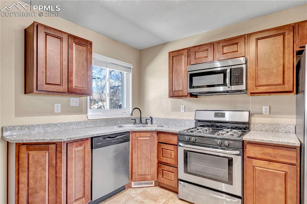 Image 10 of 25: Kitchen