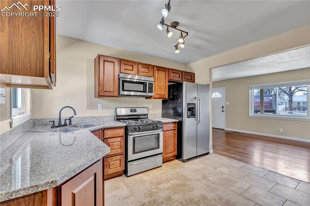 Image 12 of 25: Kitchen