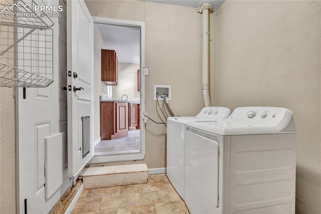 Image 13 of 25: Laundry