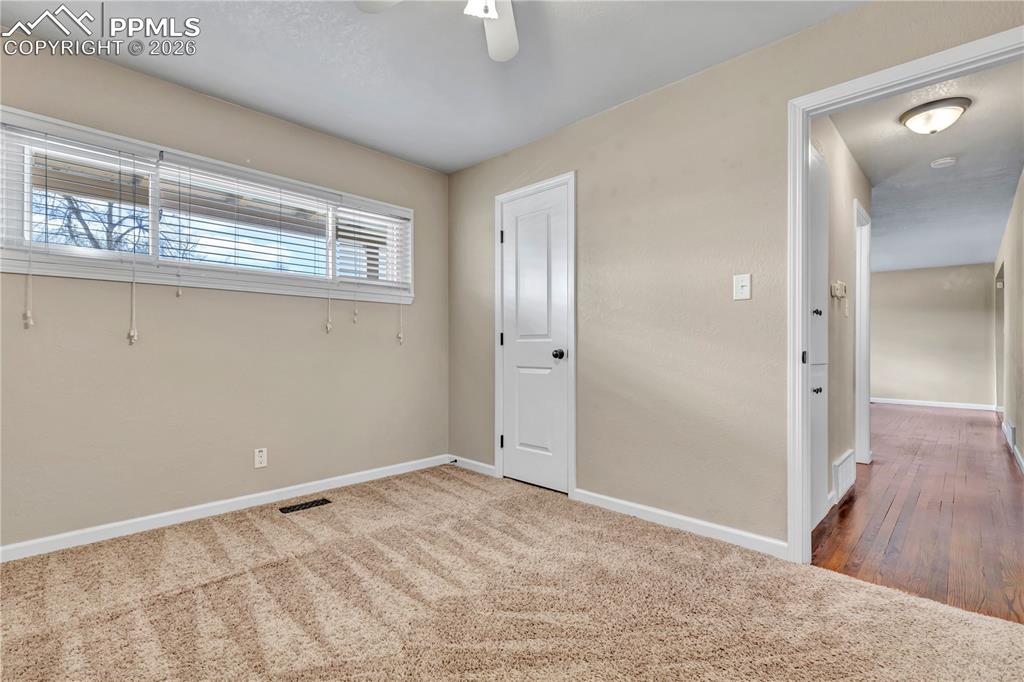 Image 19 of 25: Bedroom