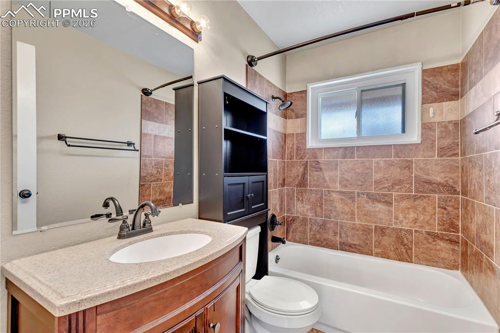 Image 20 of 25: Bathroom