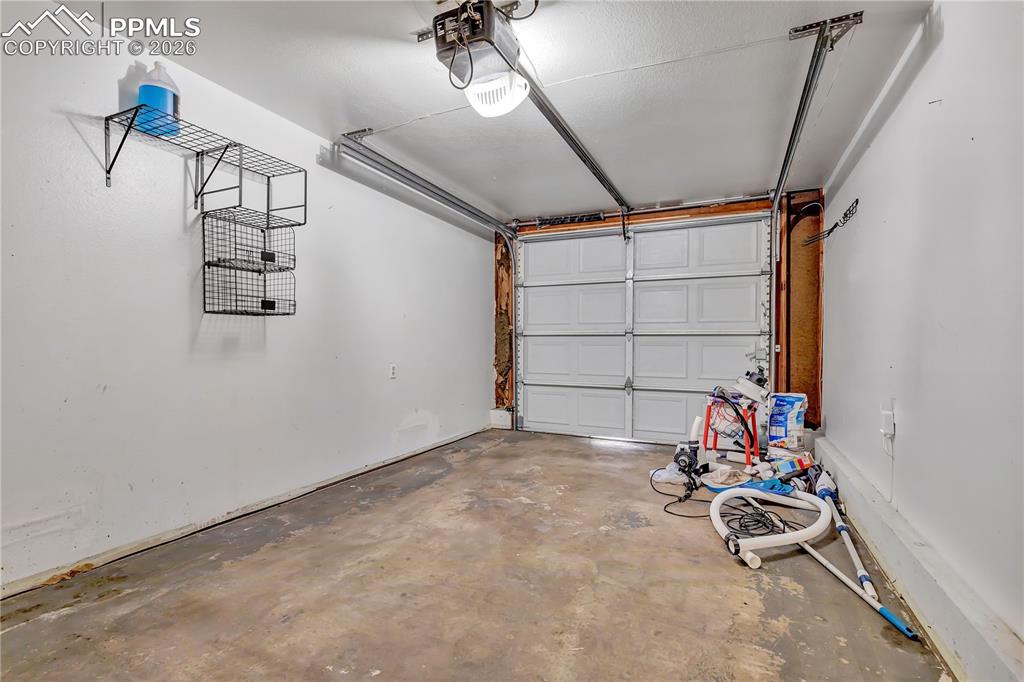 Image 22 of 25: Garage