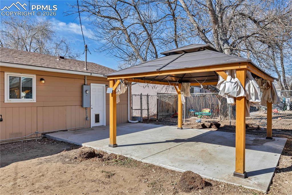 Image 24 of 25: Patio