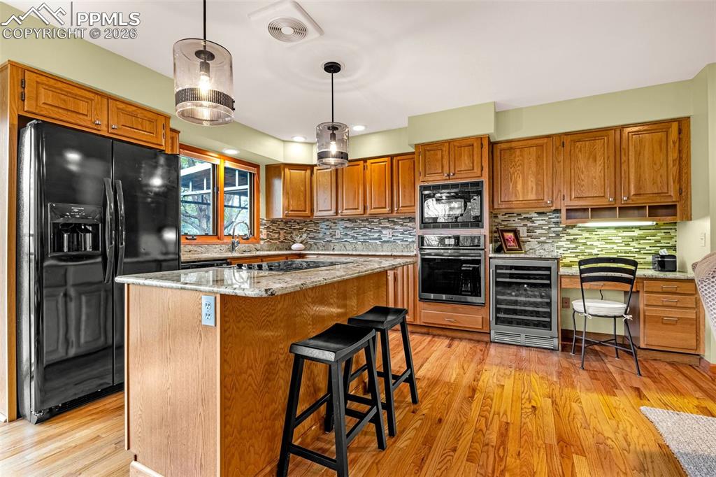 Image 10 of 40: Kitchen