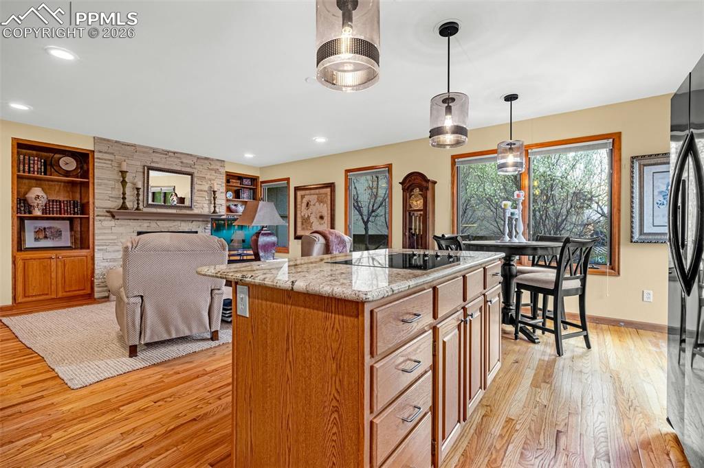 Image 12 of 40: Kitchen