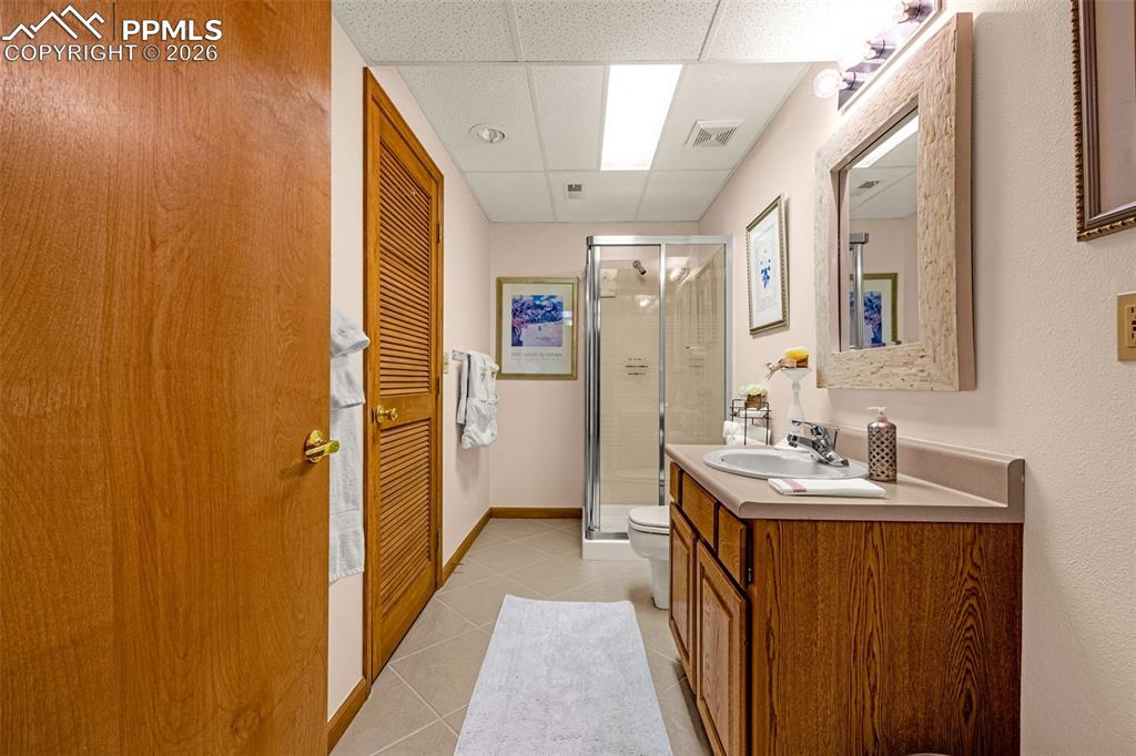 Image 21 of 40: Bathroom