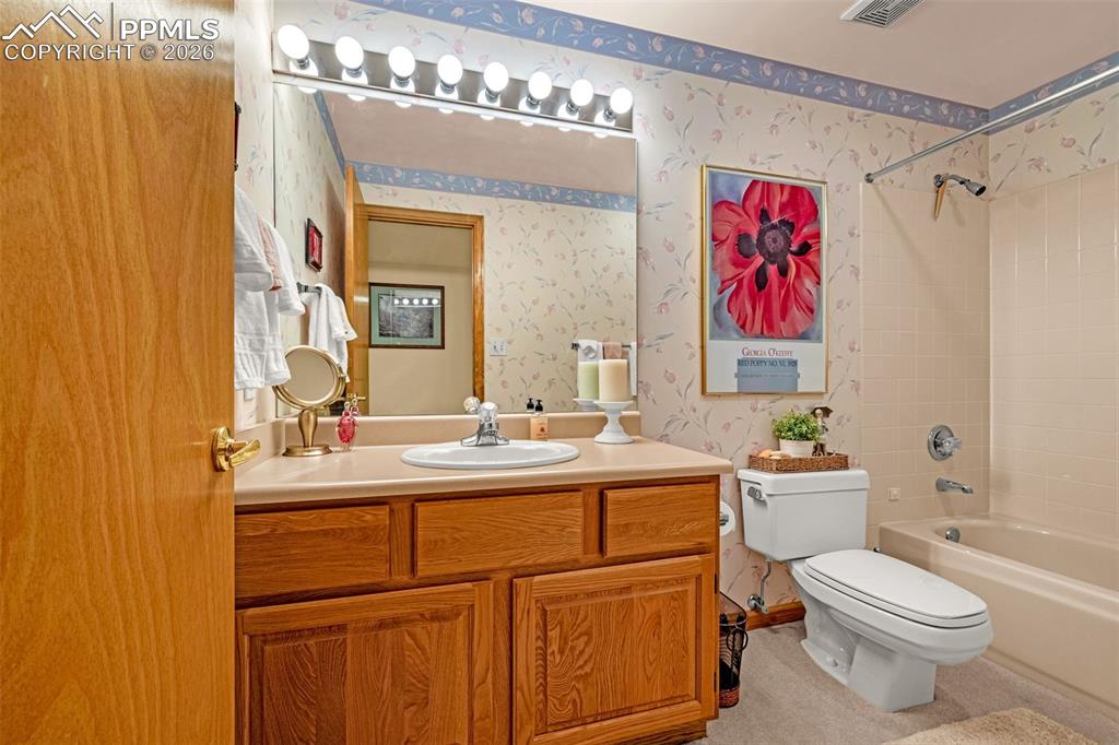 Image 22 of 40: Bathroom