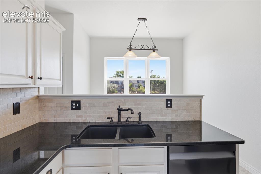 Image 15 of 50: Kitchen