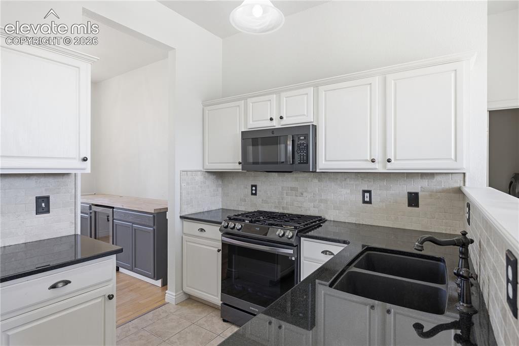 Image 16 of 50: Kitchen