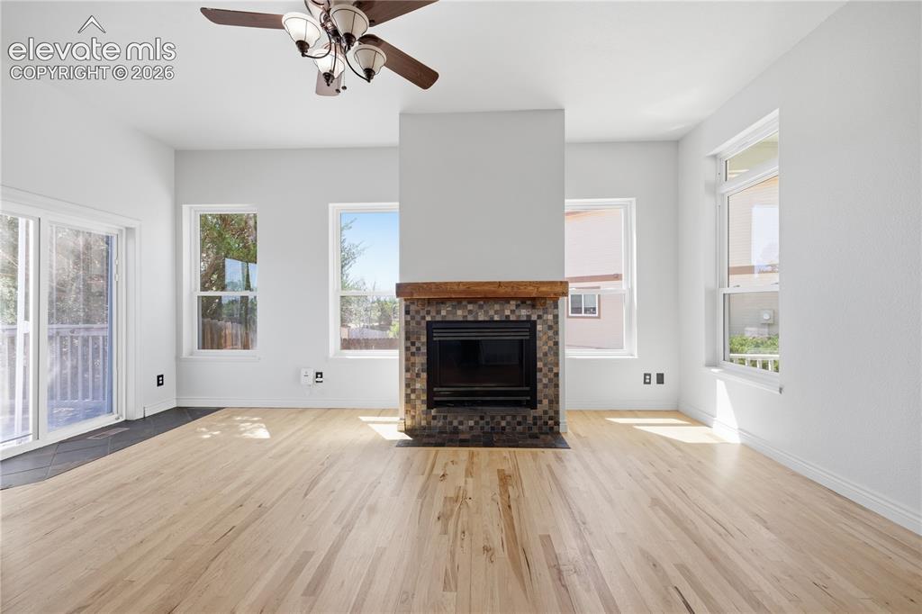 Image 8 of 50: Living Room