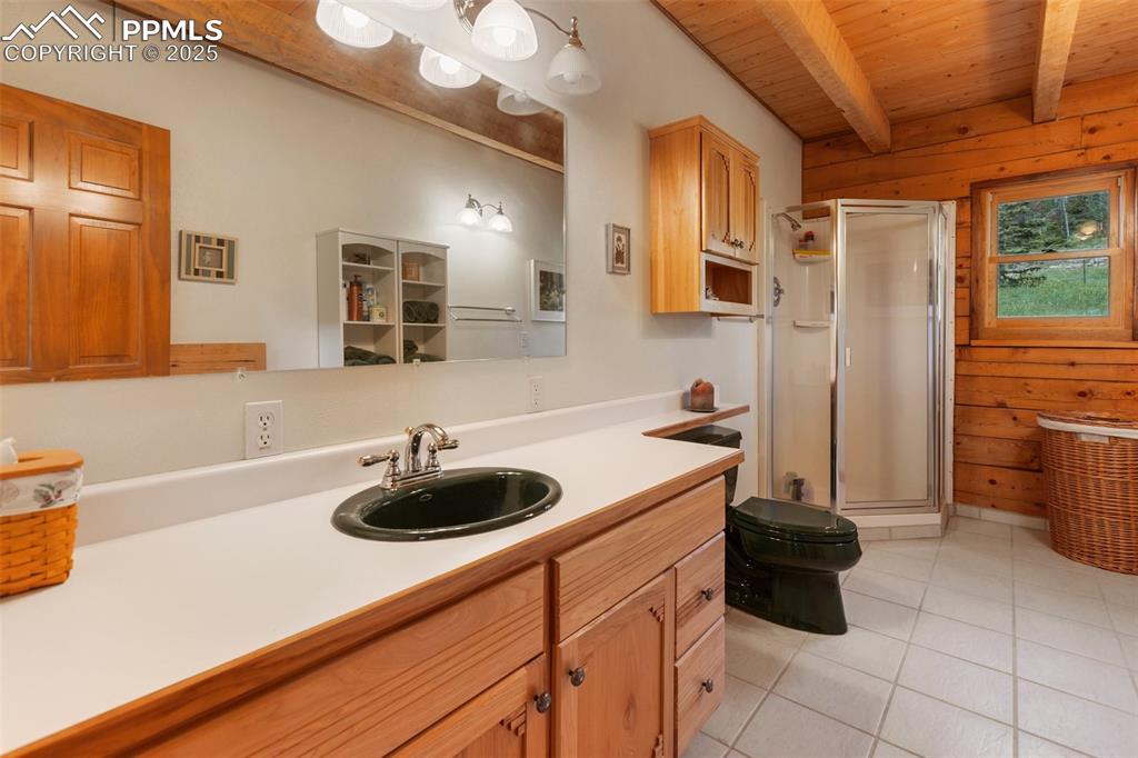 Image 18 of 26: Bathroom