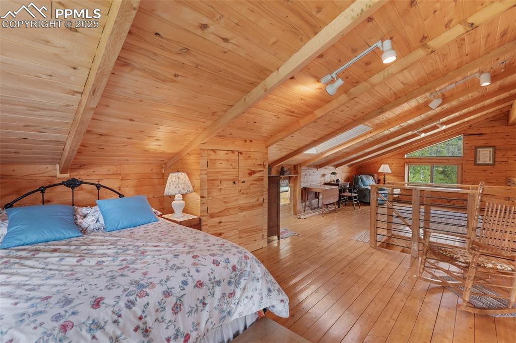 Image 21 of 26: Bedroom