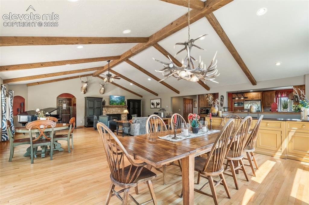 Image 10 of 50: Dining Area