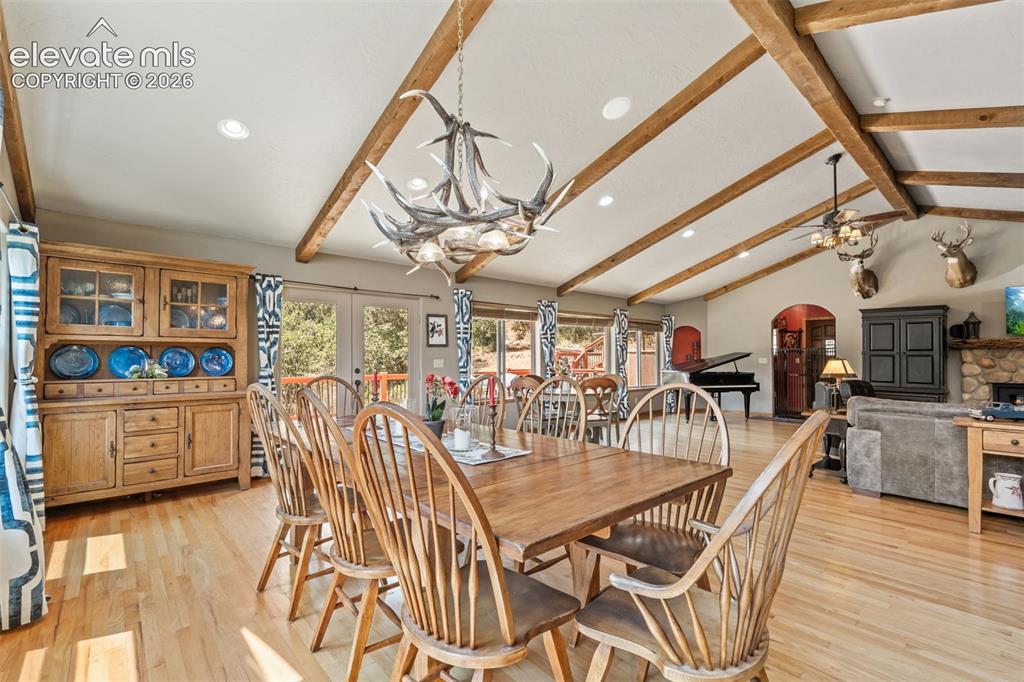 Image 11 of 50: Dining Area