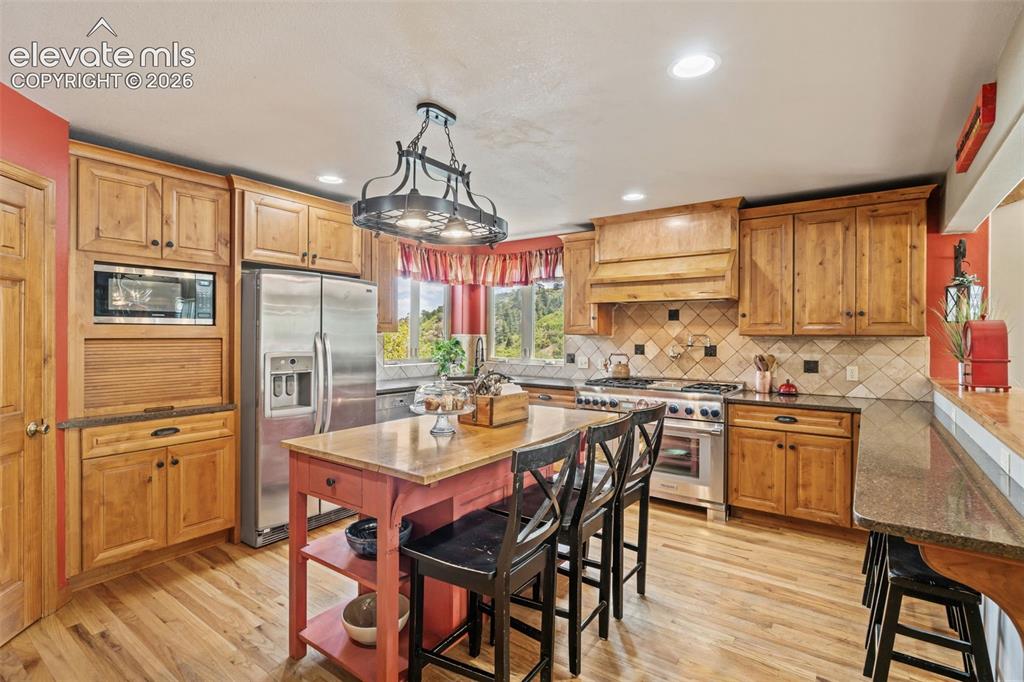 Image 13 of 50: Kitchen