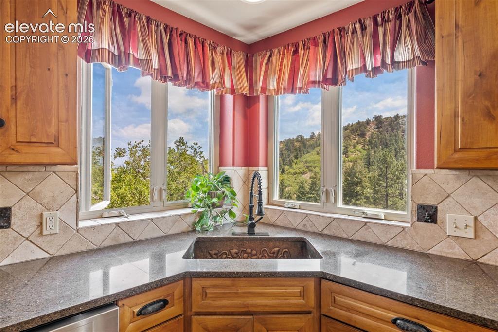 Image 14 of 50: Kitchen