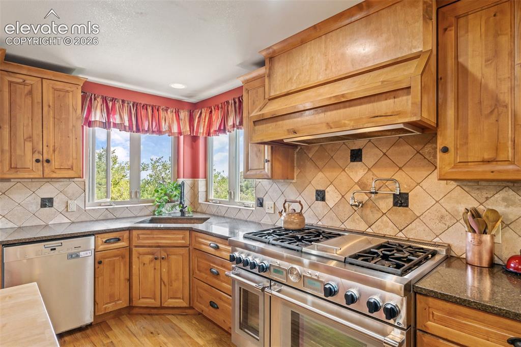 Image 15 of 50: Kitchen