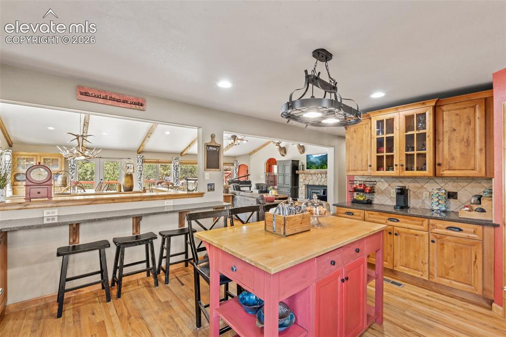 Image 16 of 50: Kitchen