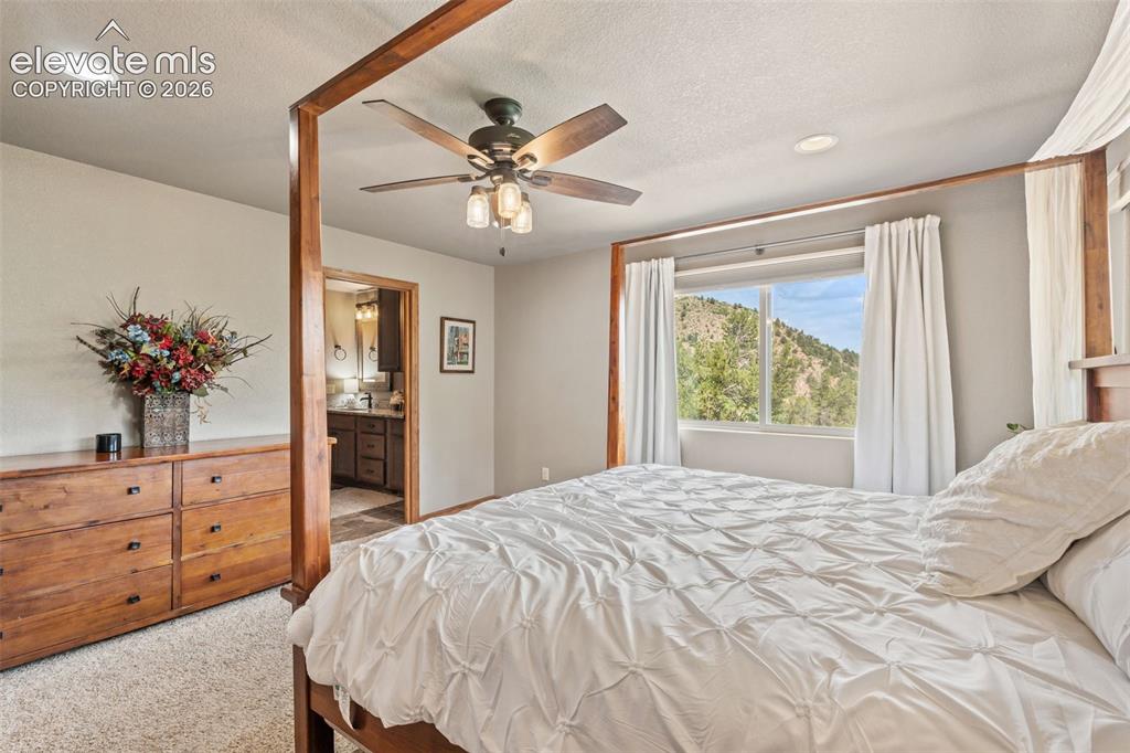Image 19 of 50: Bedroom