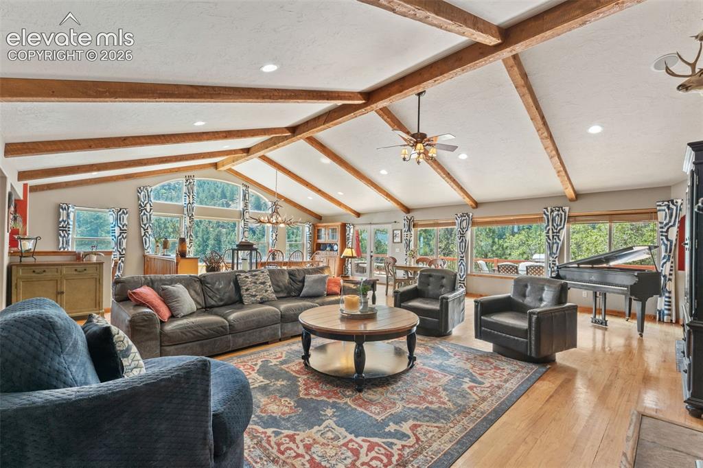Image 8 of 50: Living Room