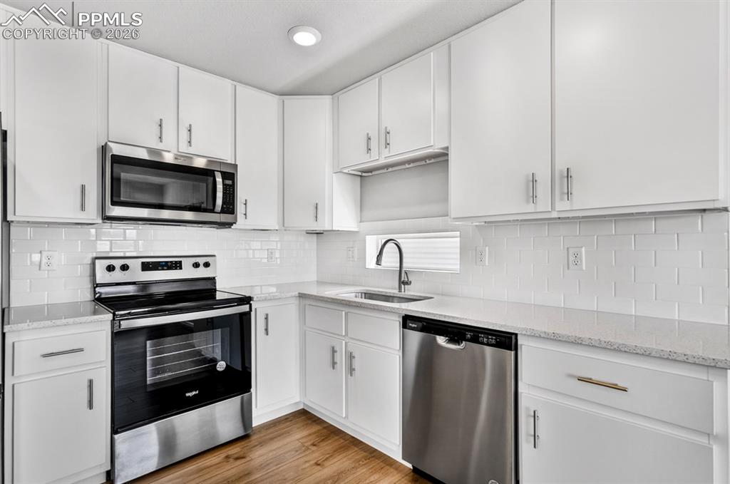 Image 10 of 48: Kitchen