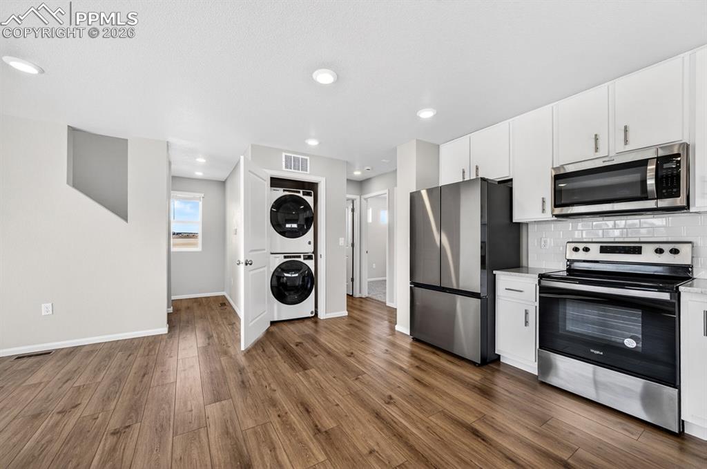 Image 16 of 48: Kitchen