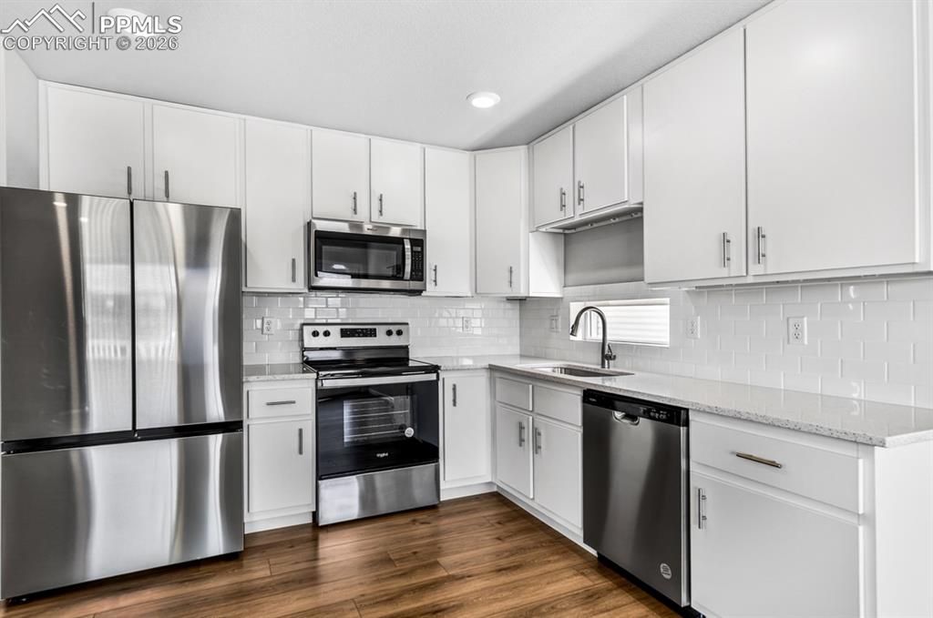 Image 17 of 48: Kitchen