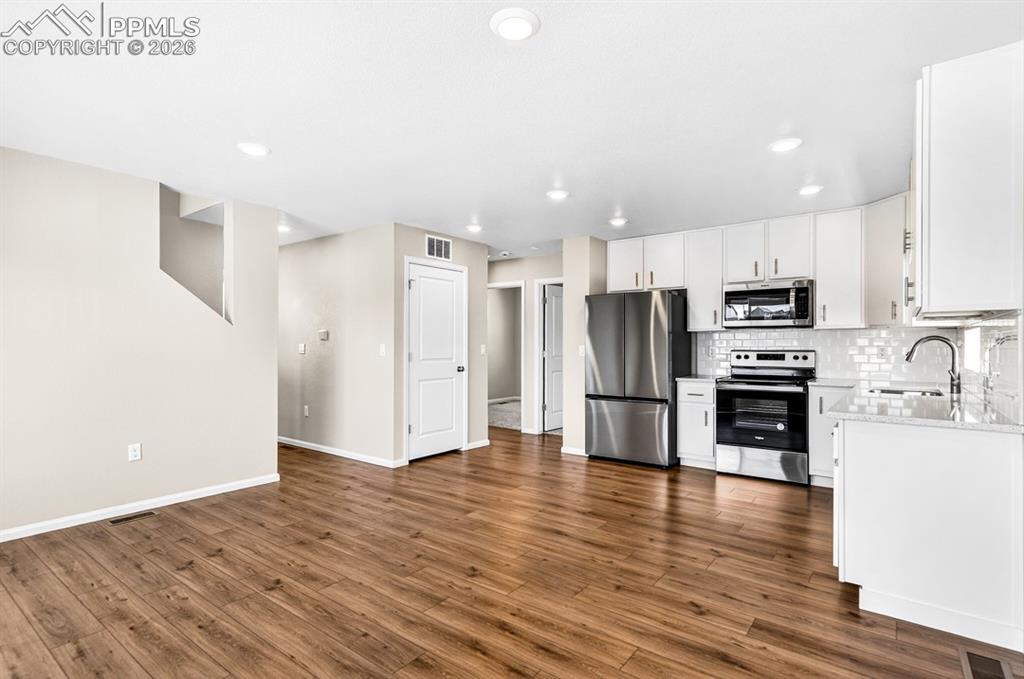 Image 19 of 48: Kitchen